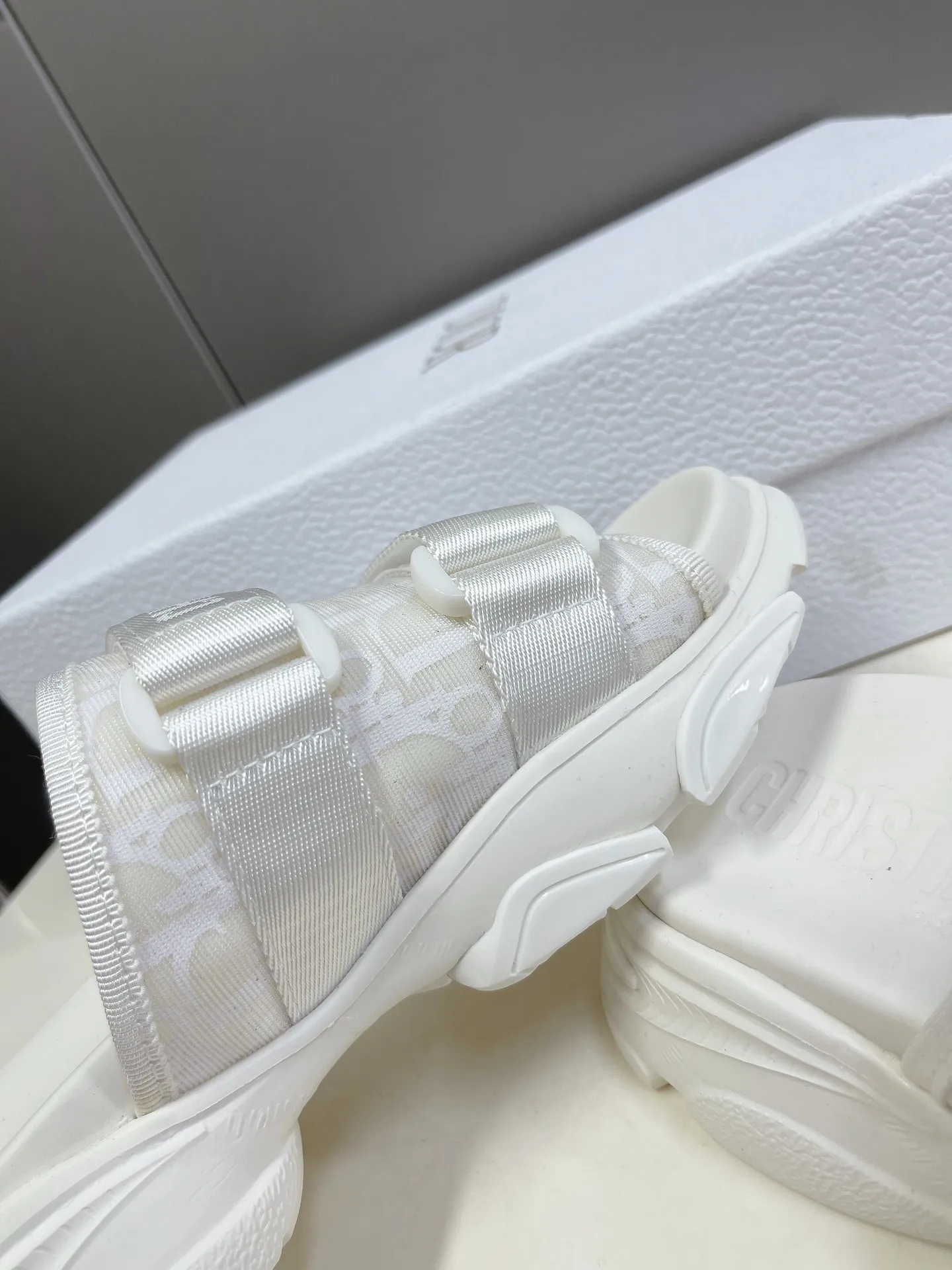 👟👟Ex-factory price 440👟👟 Women's Shoes Women's Clothing Women's Shoes Women's Clothing Dior Classic Sandals and Slippers Series New Color Series Highest Version on the Market Original Replica One-to-One Material Customization Design Concept Sandals and Sports Shoe Elements Combination ✔️The style is very fashionable and versatile, and the two Velcro straps on the upper can adjust the tightness! Original special technical fabric T👟👟Ex-factory price U➕👟👟Ex-factory price U Foam outsole Size number: 35-41